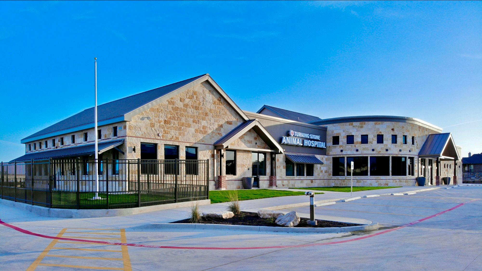 Set on 1.67 acres, this Texas hospital makes an impression with a radial
design near the entryway, stonework, and lots of windows to allow in natural light. 