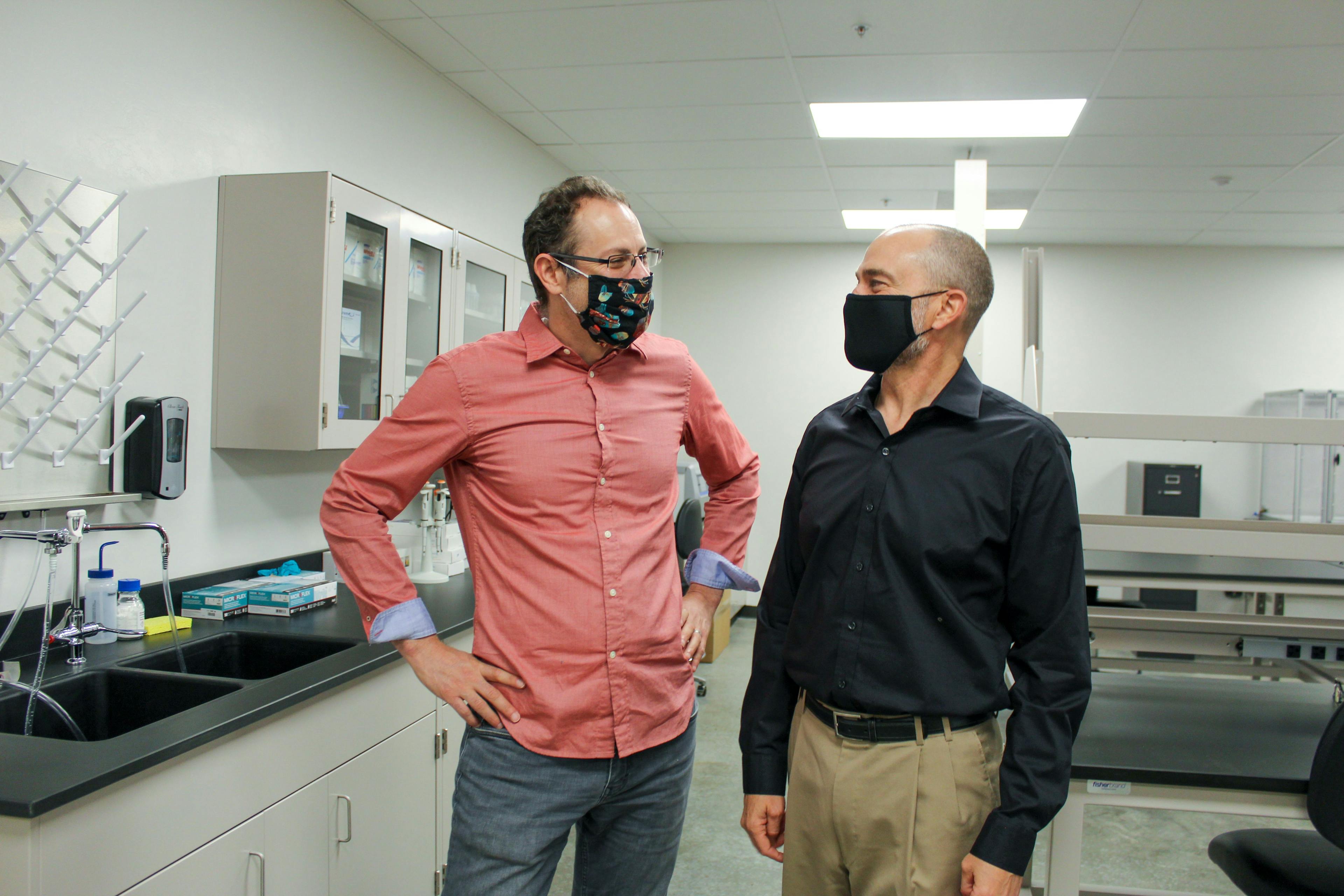 Eric Lyons (left) and Scott Zentack (right) in a University of Arizona Center for Innovation lab (Photo courtesy of Paul Tumarkin/Tech Launch Arizona). 