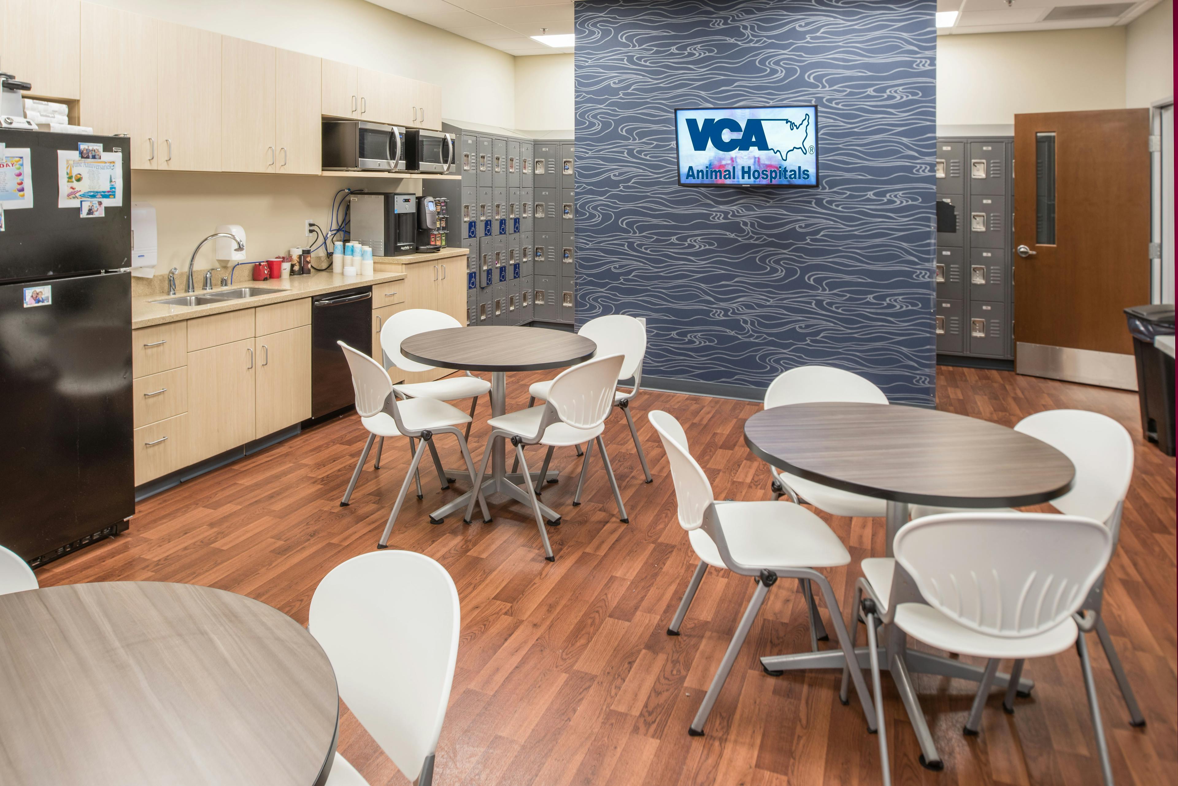 Doctors and staff enjoy access to a large break room throughout their busy shifts. A full kitchen, sitting area, and lockers allow for time away to recharge.