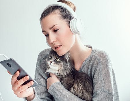 veterinary-woman-with-cat-and-headphones-main.jpg