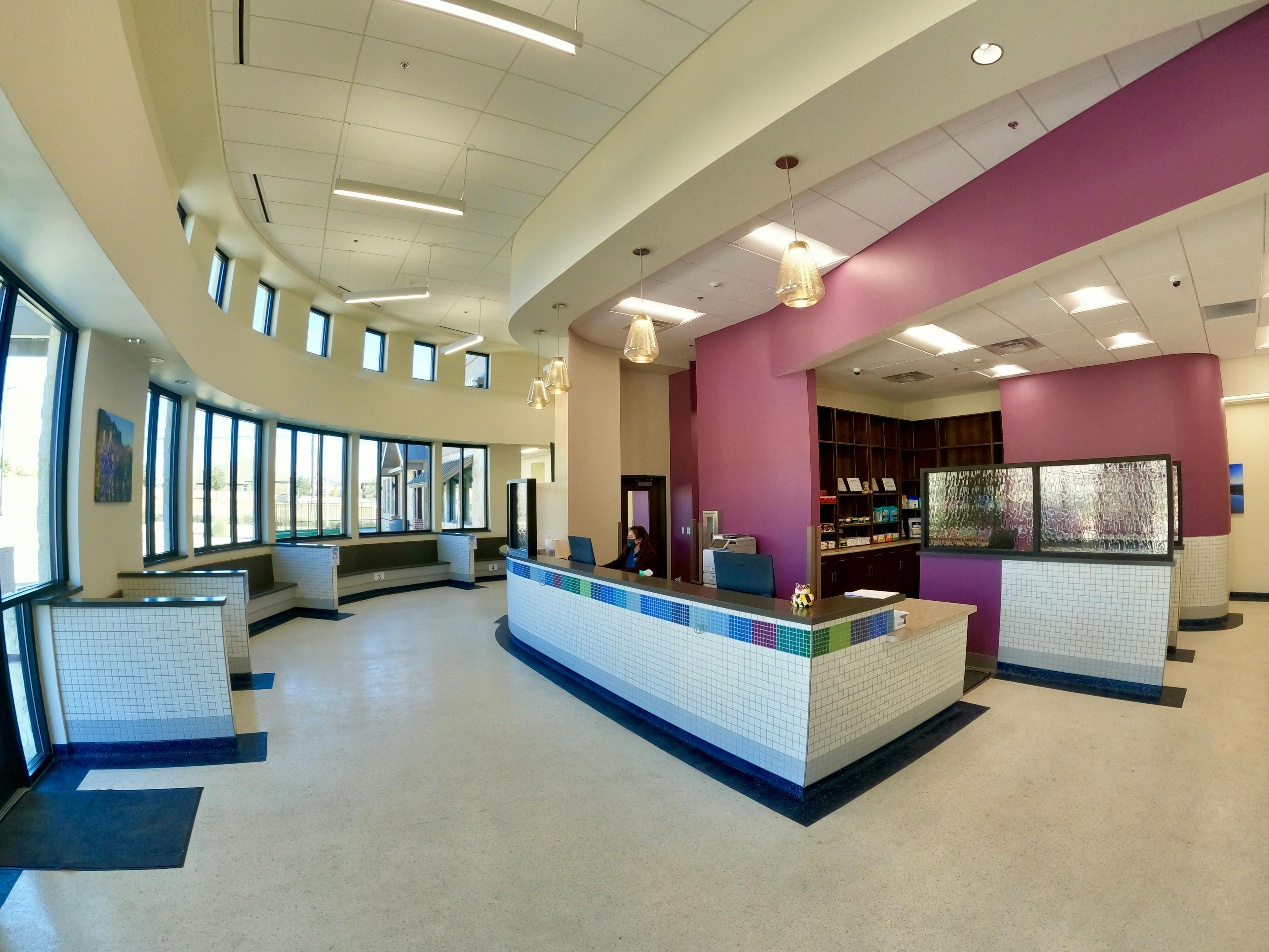 The curved design of the lobby encourages a natural flow of clients and
patients toward the exam room corridor. 