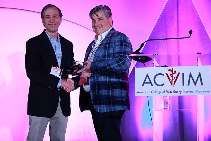 Dr Philip Fox (left) receiving the award and shaking hands with Dr Steven Rosenthal (right) (Photo courtesy of Schwarzman Animal Medical Center). 