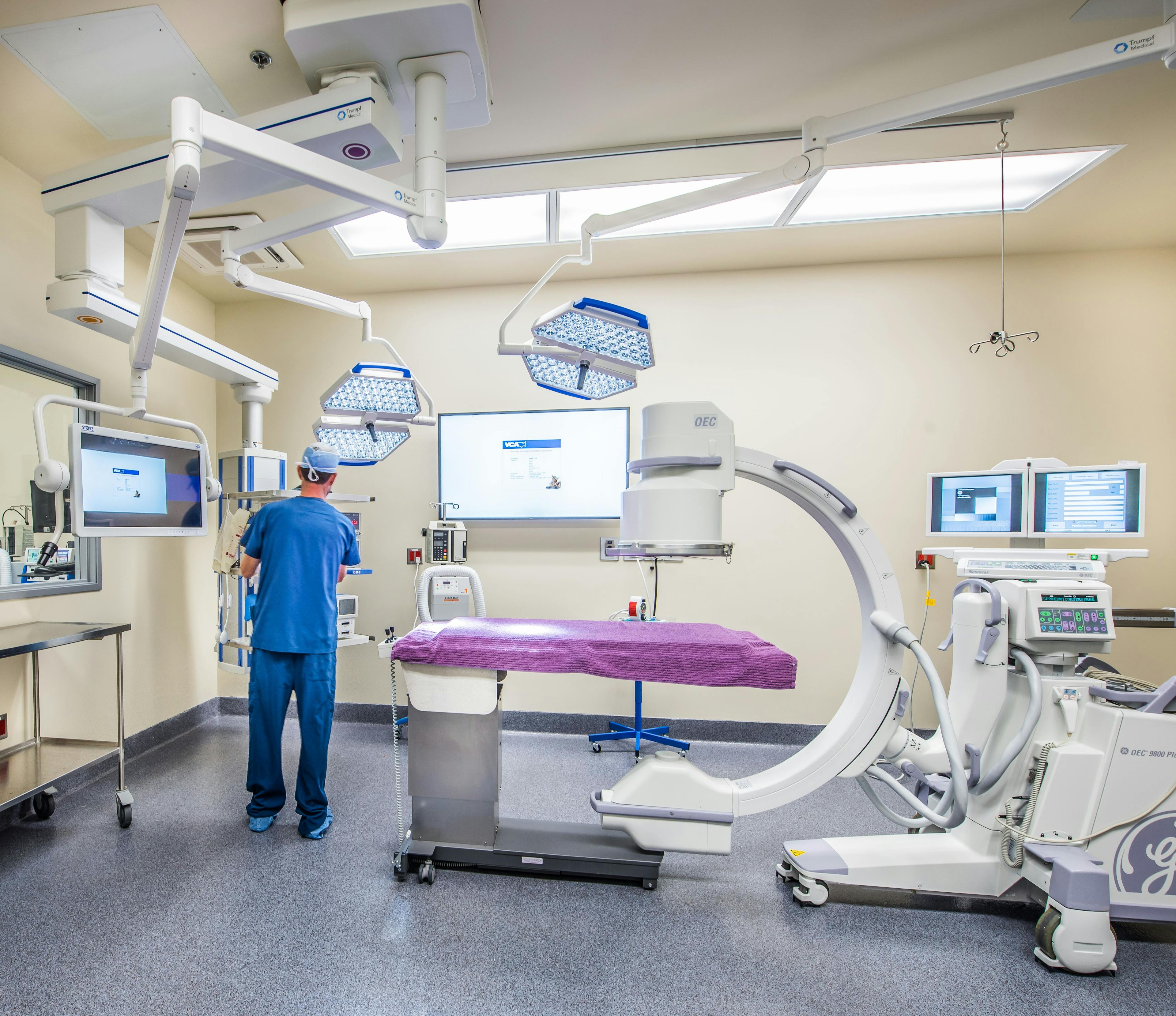Six surgery suites provide ample space for the multiple specialists to work, including 2 suites dedicated to minimally invasive procedures.